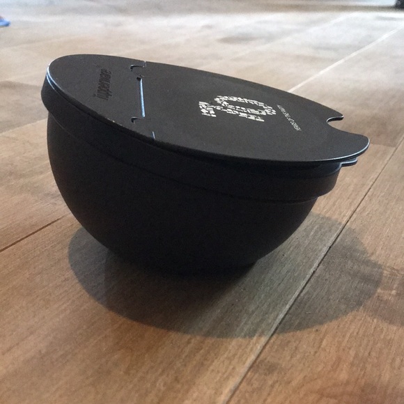 Tupperware container (salt box) - Picture 2 of 4